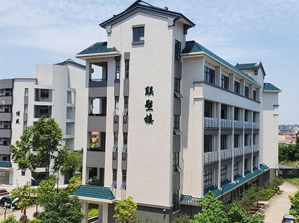 中国韦德官方网捐资助学,助力龙山中学焕发新辉